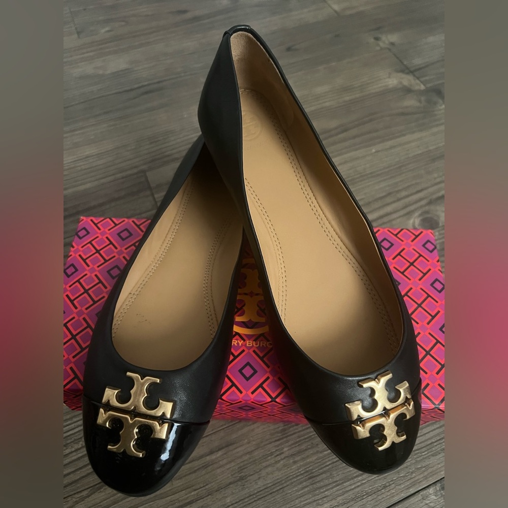 TORY BURCH. Everly Cap Toe Ballet Flat with gold emblem. size 9. like new!